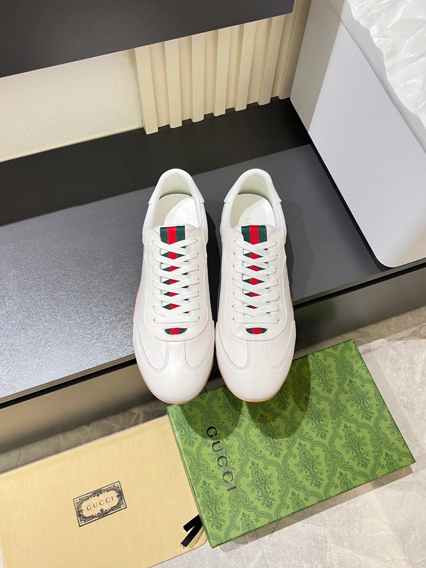Men's shoes 💰p400 Gucci Shift series sports shoes, featuring lightweight thin sole design, suede + canvas + technical fabric splicing, perfect texture! The tongue and heel have red and green webbing, which is highly recognizable✨. The classic brown + off-white color scheme is retro and modern. The shell-toe shoe shape makes the feet smaller. It is perfect for daily wear or skirts and trousers. The upper fabric + elastic heel is easy to put on and take off, and the wrapping feeling is comfortable. It can be used for commuting and leisure. It has become one of Demna Gvasalia’s hottest items after taking over🔥. size: 38-45!